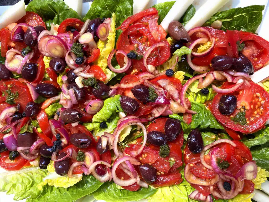 omatensalat-❤️-mit-roten-Zwiebeln-und-Oliven