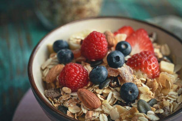 Ganz natürlich Immunsystem boosten, gesundes muesli mit Beeren