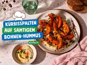 Kürbisspalten auf Bohnenhummus